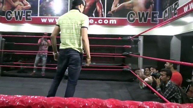 Great Khali s Wrestler Beaten BY Harbhajan Singh Indian Cricketer