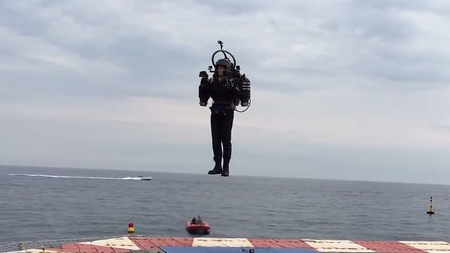 Cet homme sort son jetpack pour un test du côté de Monaco