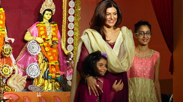 Sushmita Sen With Daughters Renee, Alisah Seek Blessings Of Maa Durga