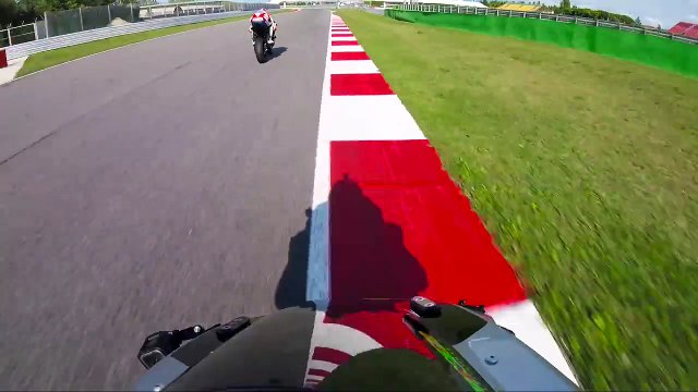 Valentino Rossi fait un tour de Misano en R1