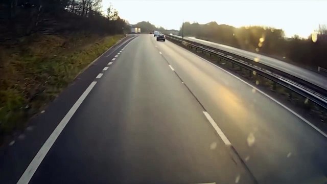 Voiture sandwich entre deux camions