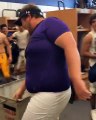 Un joueur de football américain fait sensation avec sa danse dans les vestiaires