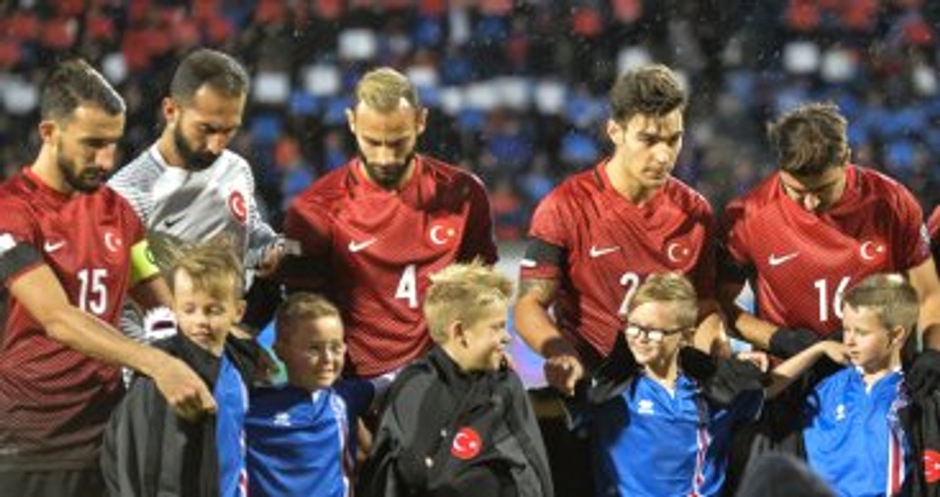 İzlandalılar, Türk Futbolcuların Eşofmanlarını Çocuklara Vermesini Takdirle Karşıladı