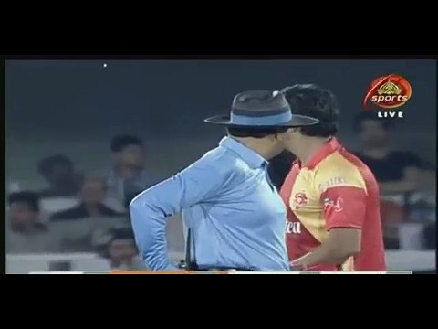 Wasim Akram bowling after 13 years in PSL