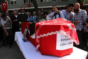 Şehidin Tabutunun Üzerine Damatlık Ceketi Konuldu