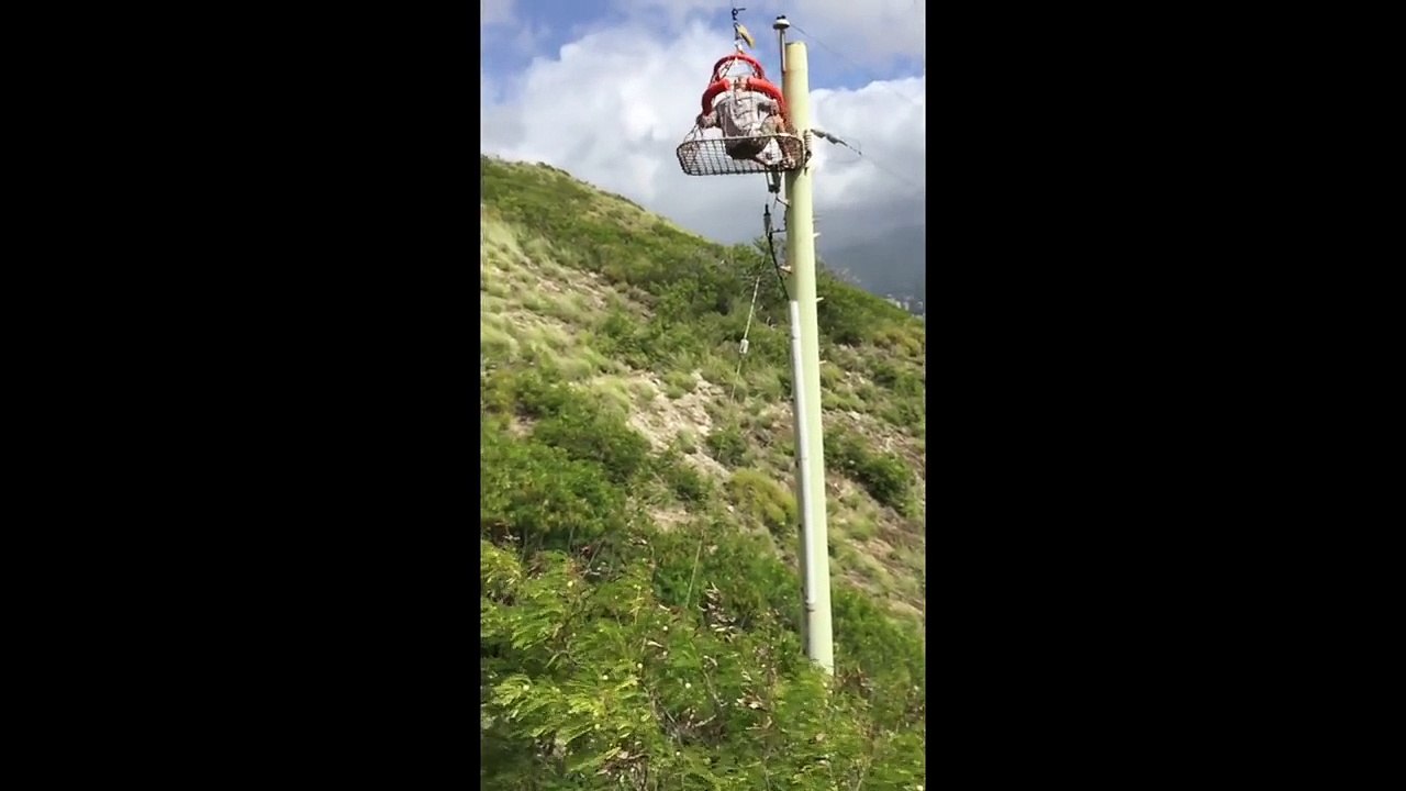 Un pompier tombe en plein hélitreuillage d'un randonneur blessé