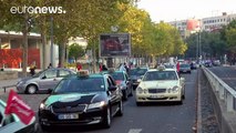 مئات سائقي سيارة الأجرة في البرتغال يتظاهرون ضد أوبر