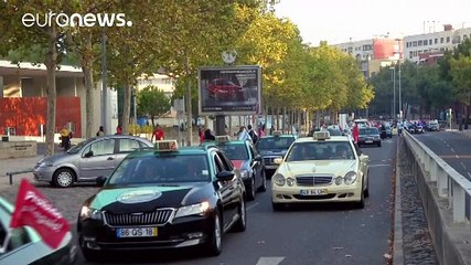 Скачать видео: Lisbona apre a Uber, protesta dei tassisti contro il governo