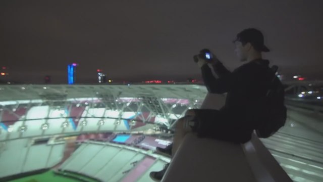 Ils escaladent le stade de West Ham !