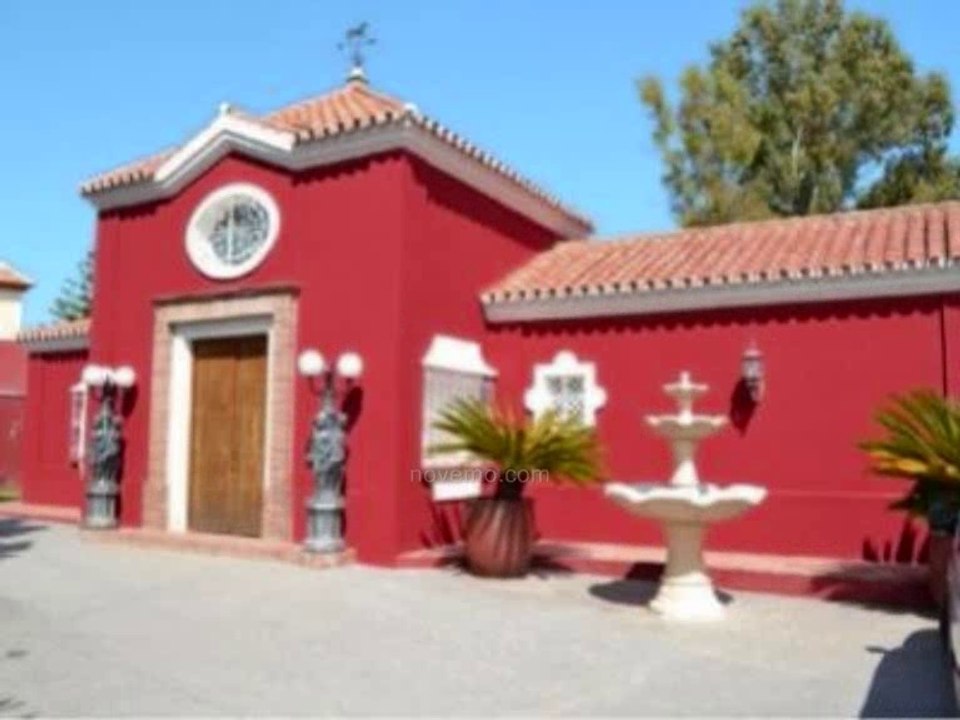 Visite gigantesque maison extérieur rouge : Original ? Quartier agréable et paisible – Votre avis