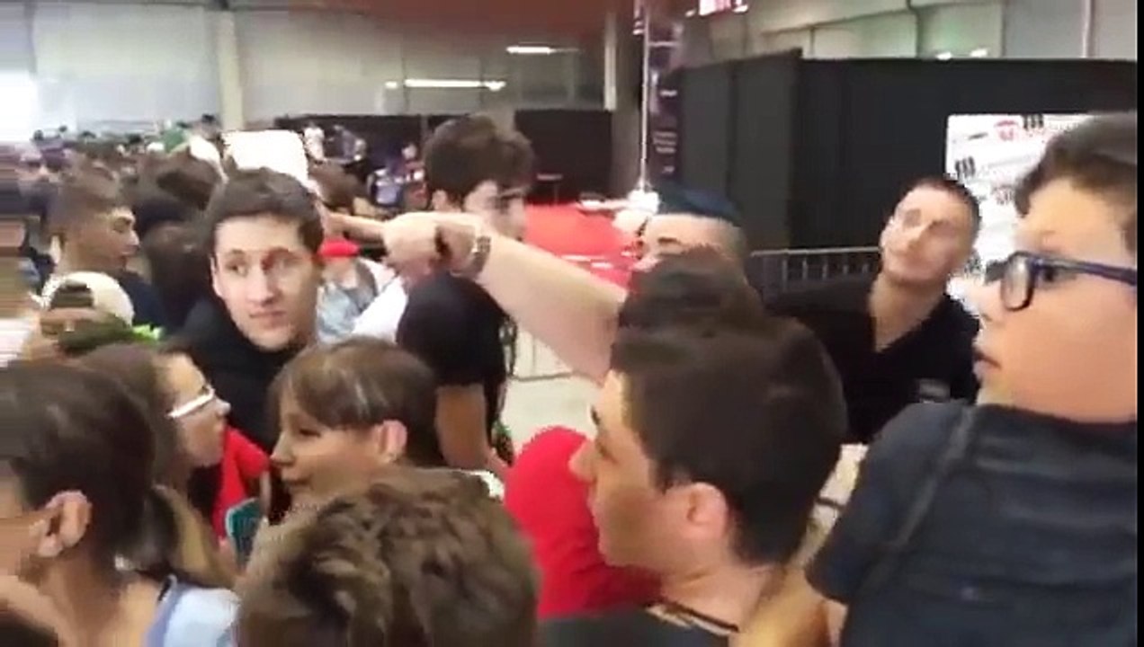 SCHERZO EPICO FINITO MALE AL ROMICS[TORTA IN FACCIA]