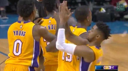 Pour éviter le vent, ce joueur NBA fait un "high five"... tout seul
