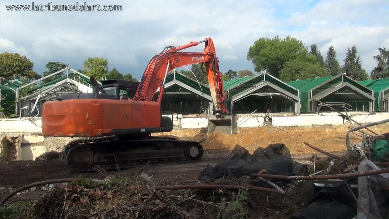 Une pelleteuse sur les Serres d'Auteuil