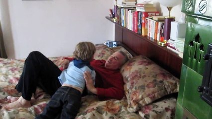 Avô Acorda Com Os Gritos Do Neto, Então Percebe!