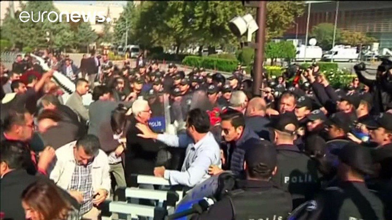 Ankara, un anno dopo l'attentato della stazione, polizia usa la forza contro i manifestanti