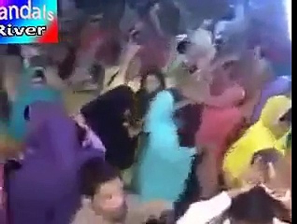 Jali Peer nay Larki ki Izzat Lout le - Fake Peer in Pakistan Exposed -  جعلی پیئر نے عورتوں کےساتھ