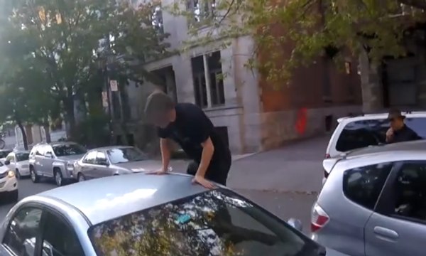 Agression entre deux automobilistes, l'un avec un marteau et l'autre à coup de pieds sur le toit de la voiture !