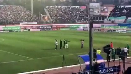 L'hommage du stade Tchaker à Makhloufi