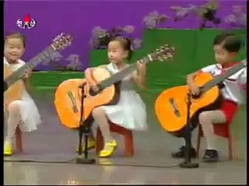 Ils sont plus petits que leurs guitares mais écoutez les jouer !