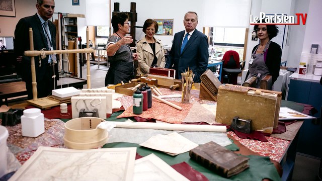 Jean-Marc Ayrault fait visiter les archives de la diplomatie française