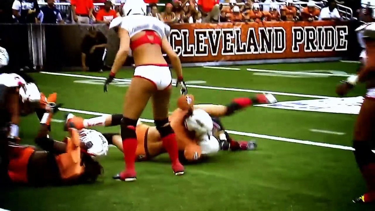 LFL Legends football league GIRLS ATTACK : hits and fights !