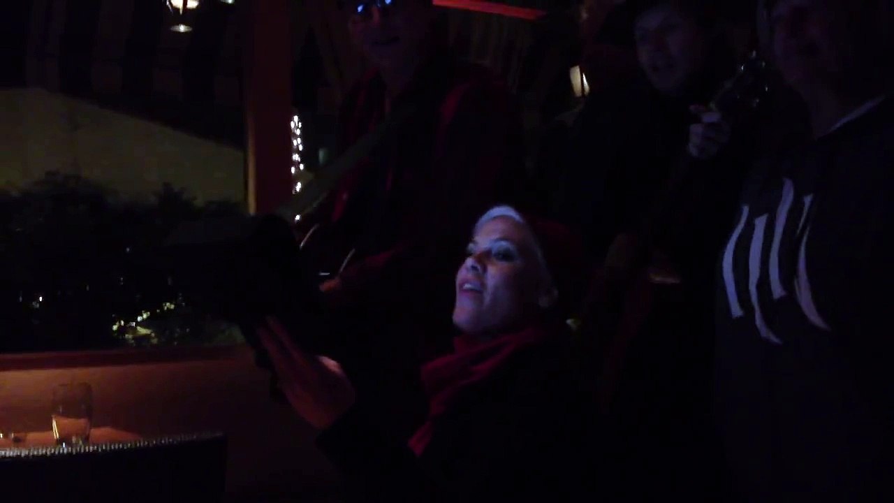 Singer Rocker Pink Sings Christmas Carols in Malibu.MOV