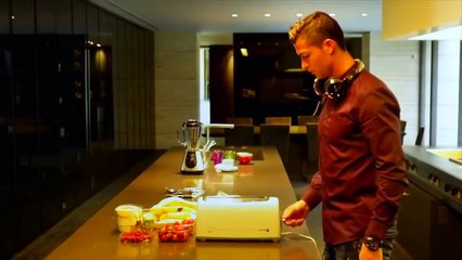 Cristiano Ronaldo singing 'Merry Christmas'