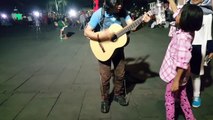 Pengamen kreatif bersuara emas Kota Tua nyanyi when the children cry / Amazing street musician
