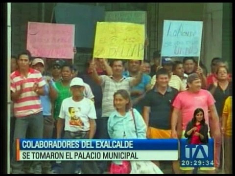 Colaboradores de exalcalde se toman palacio municipal