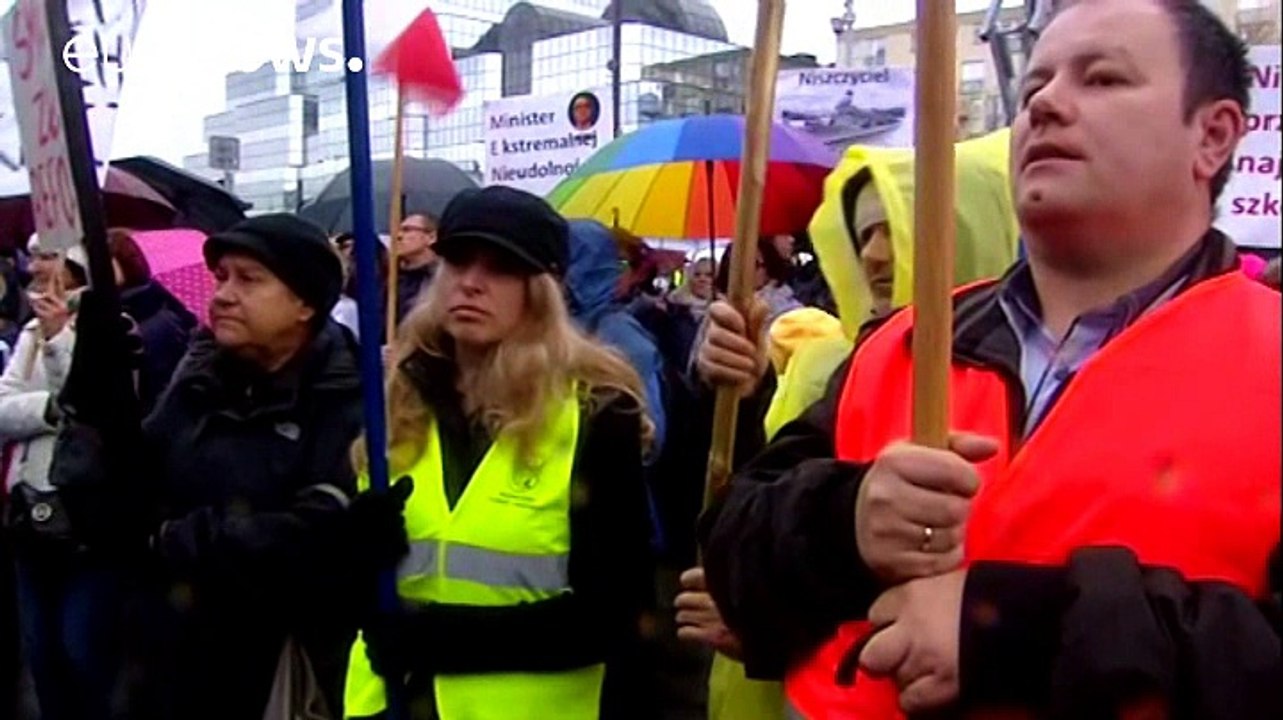 Polnische Lehrer demonstrieren gegen Schulreform