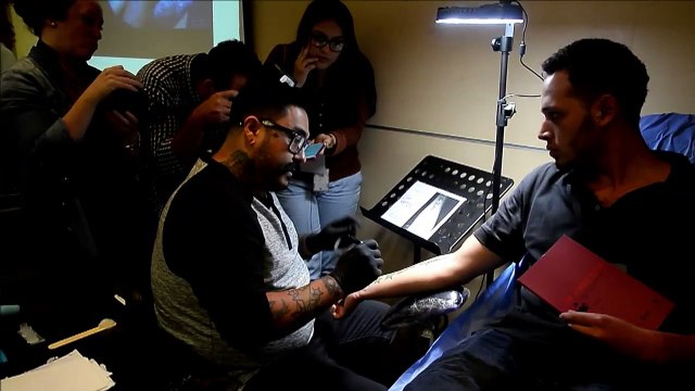 Rechtschreibung auf der Haut: Falsche Tattoos unter der Nadel