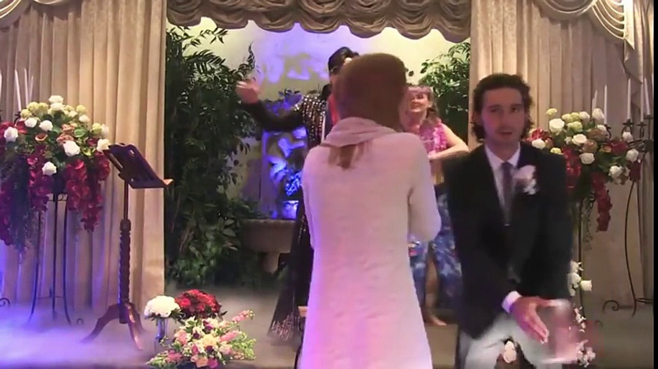 Shia LaBeouf s'est marié à Las Vegas avec Elvis Presley pour prêtre !