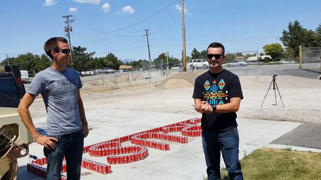 Exploser 500 canettes de coca en même temps ! Rouleau Compresseur
