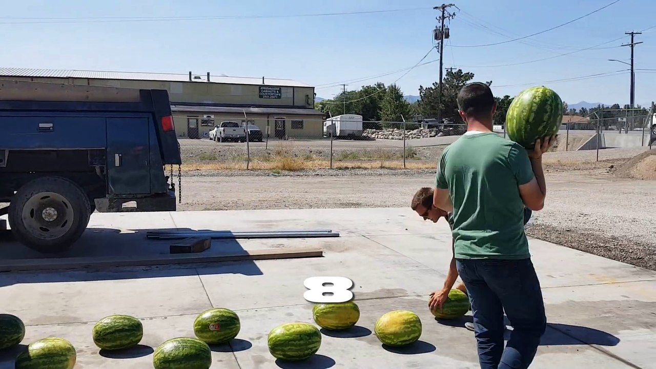 Faire du jus de fruit avec un rouleau compresseur.. Pastèques !