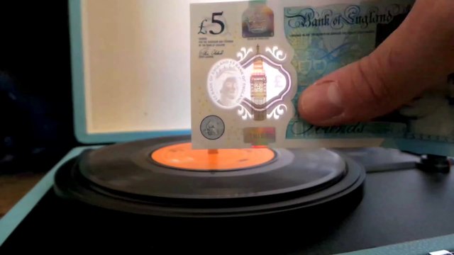 Le nouveau billet de 5 livres peut lire un Vinyle ! Angleterre