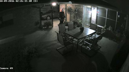 Un clown avec un couteau essaye de rentrer dans une maison de nuit !!