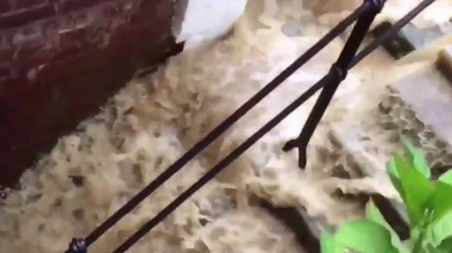 Un quartier de Londres inondé après l'explosion d'une conduite d'eau