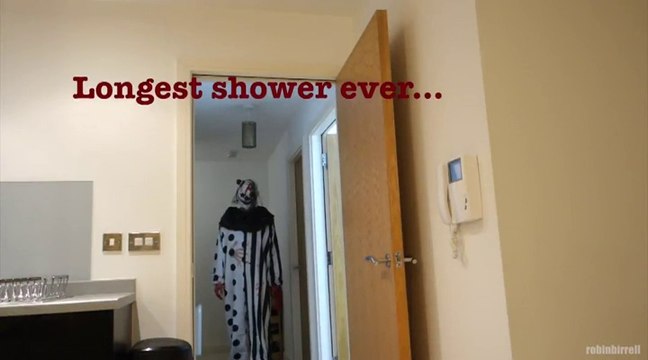 Cet enfoiré va terrifier sa copine déguisé en clown...
