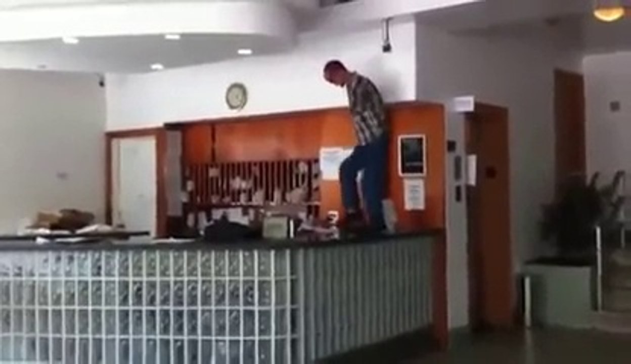 Ce gars sans bras va péter un plomb et tout casser... WTF???