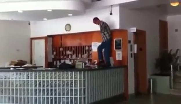 Ce gars sans bras va péter un plomb et tout casser... WTF???