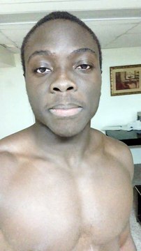 Quand tu as les dents tellement blanches que la caméra doit faire le point!