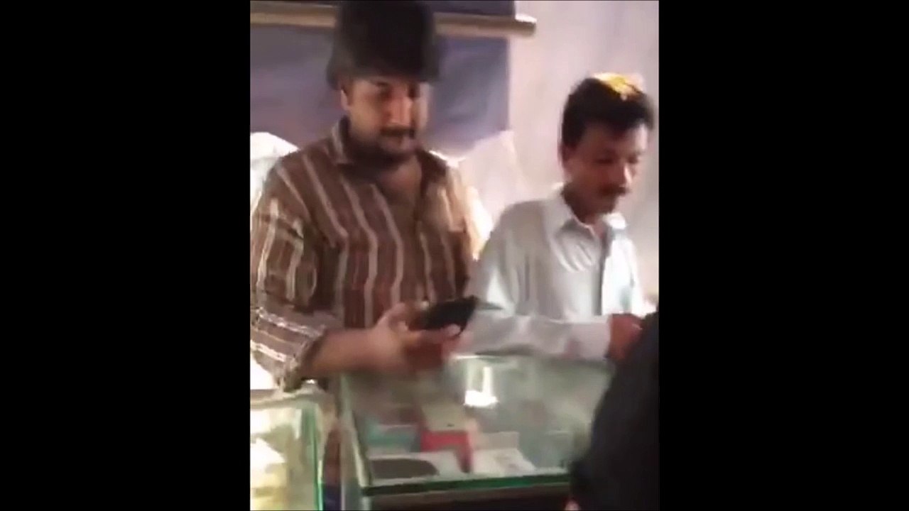 Quand tu te prends une claque dans la rue mais que tu sais pas d'ou ça vient... Blague énorme