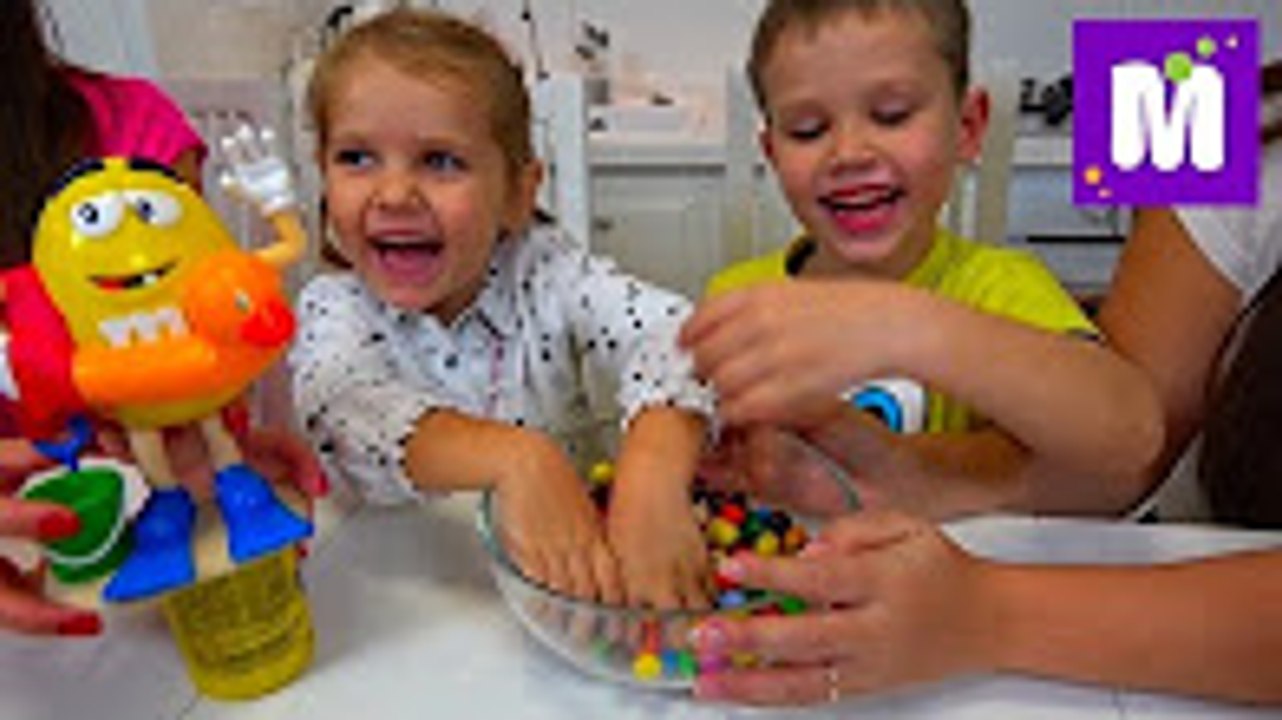 Мистер Макс и Мисс Катя Новые Серии 2020 года Печенье M&M's Горячий шоколад m&m's и Челлендж ММдемс печем печенье и кушаем конфеты из Желтого