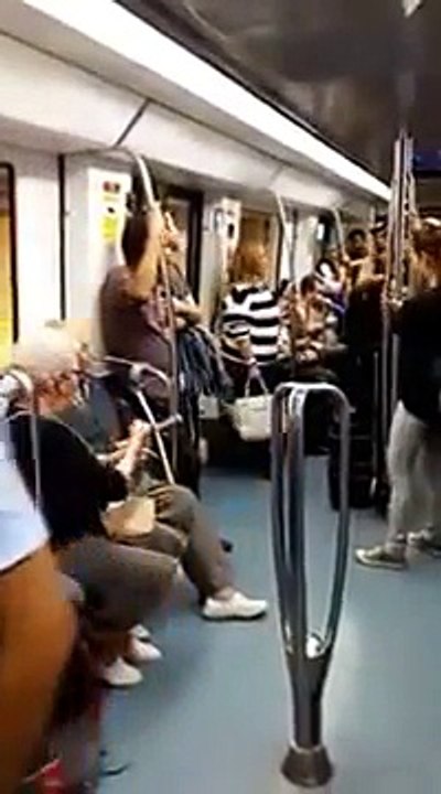 Un papy demande à sa femme de danser pendant qu’un artiste chante dans le métro