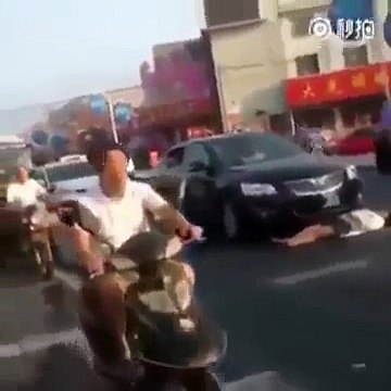 Elle prétend avoir été renversée par une voiture... La vérité est tout autre. Pire arnaque à l'assurance!