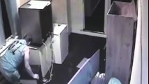Ladrón en silla de ruedas entra a robar por una ventana
