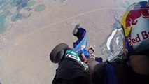 Il coince sa combinaison de wingsuit dans le train d'atterrissage d'un avion