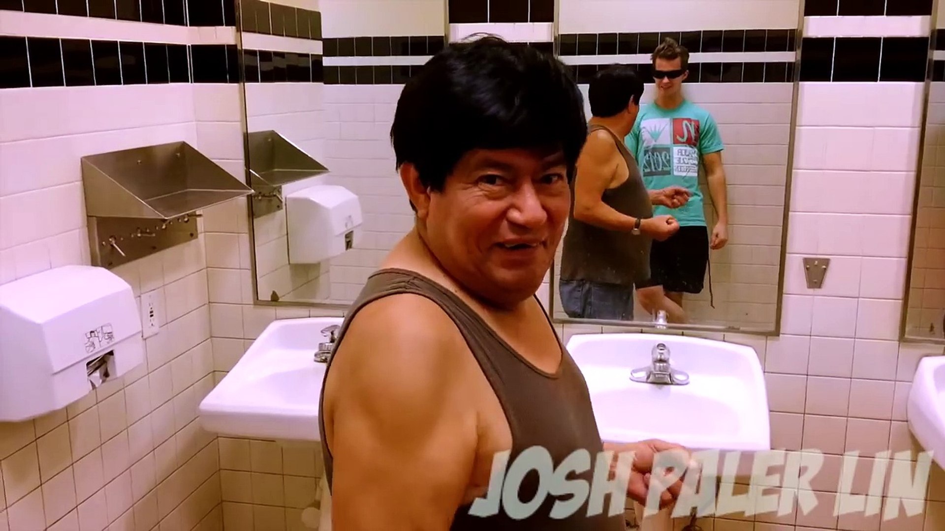 Il font l'amour dans les toilettes public (caméra cachée) - Vidéo  Dailymotion