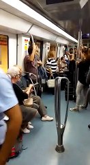 Un couple de personnes âgées met l'ambiance dans le métro