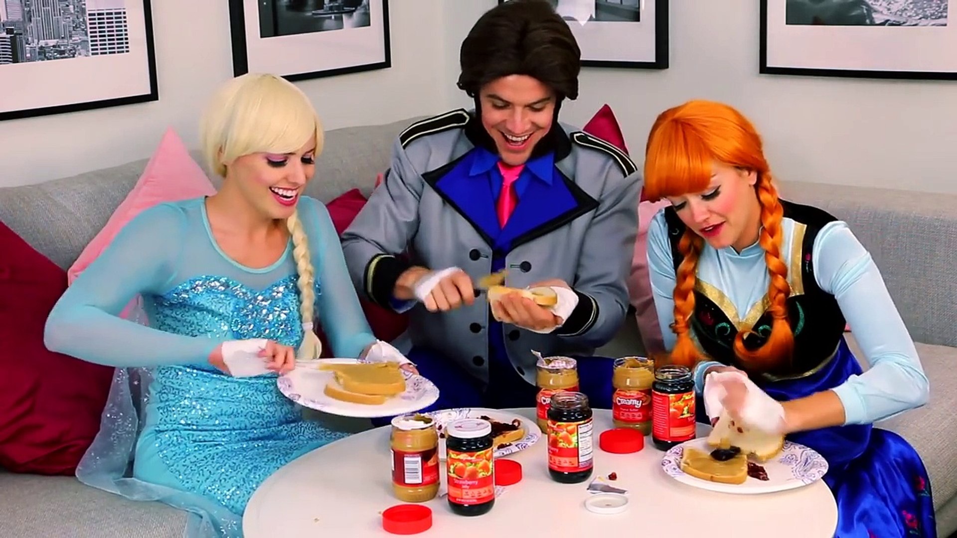 Elsa vs Hans vs Anna No Thumbs Challenge. DisneyToysFan. – Видео Dailymotion